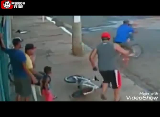 Video :At the last second, he comes to the aid of a little girl in the street